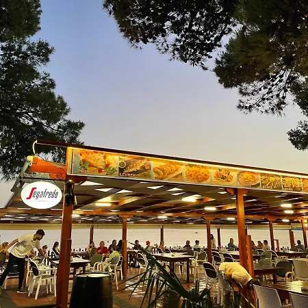 Molla Restorant فندق Shëngjin