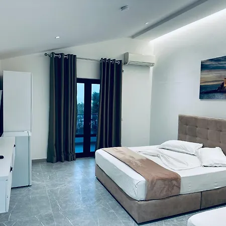 Molla Restorant * Shëngjin